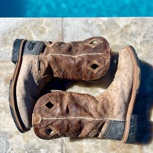 Men’s 9.5 safety toe water proof work boots. Justin